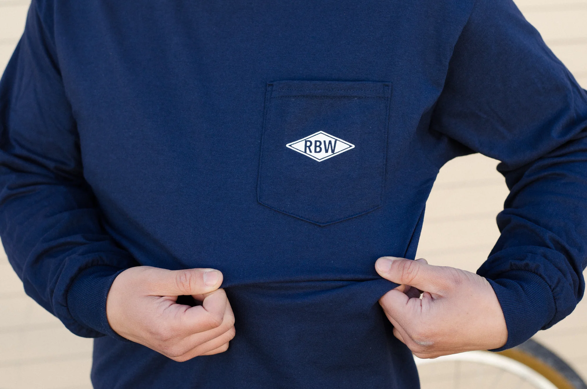 Trends and Progress Long-sleeved pocket T-shirt - Image 4